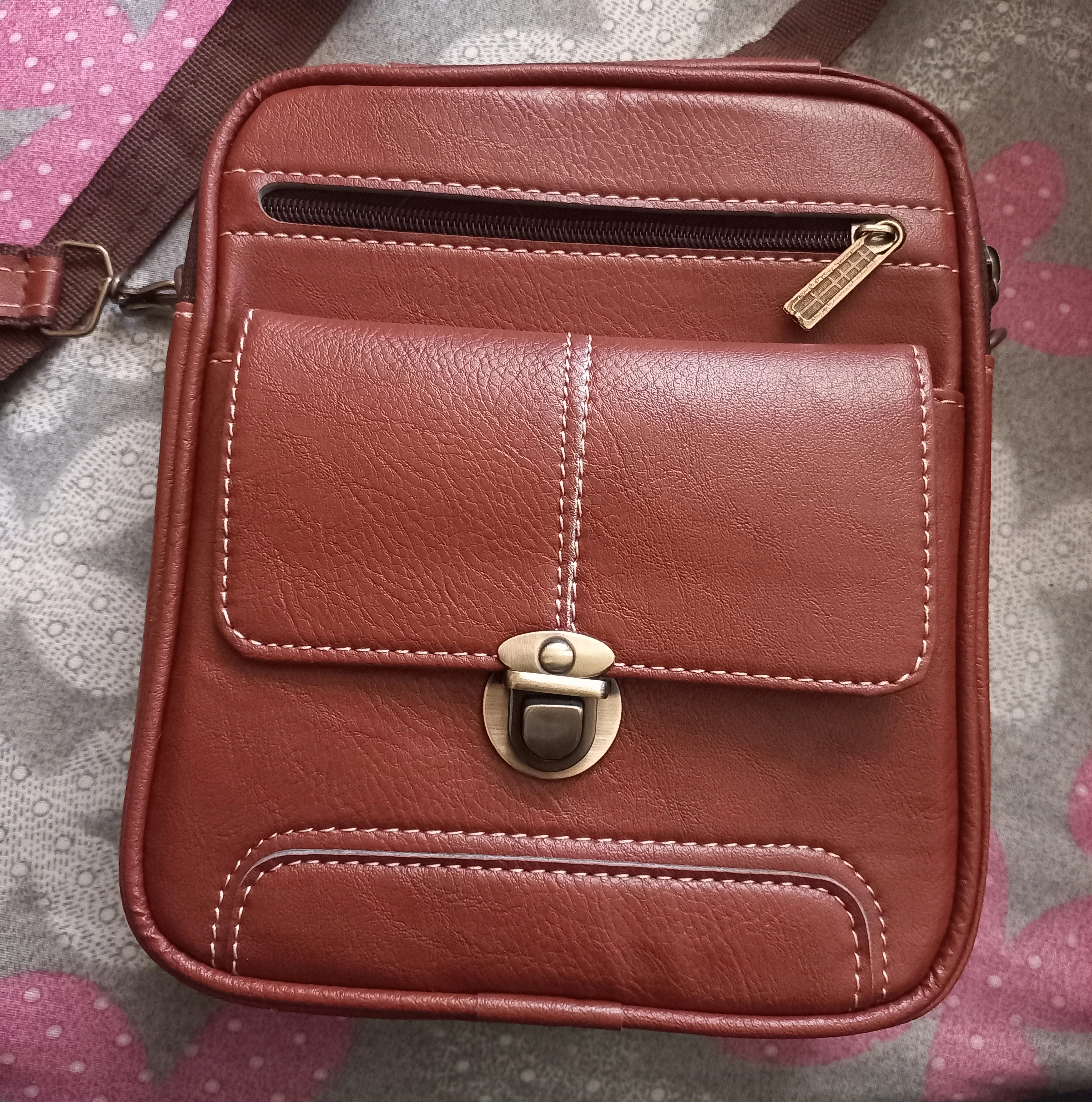 كيف رو دوشی مردانه جادار و شیک برای مدارک، گوشی و لوازم شخصی 3