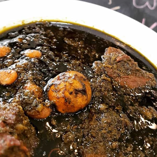 طرز تهیه قورمه سبزی مجلسی + ترفند مهم برای خوشمزه شدن