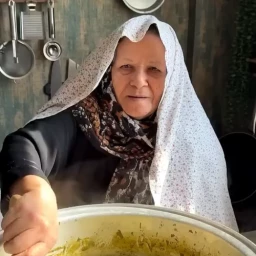 عکس آشپزی با مامان لعیا